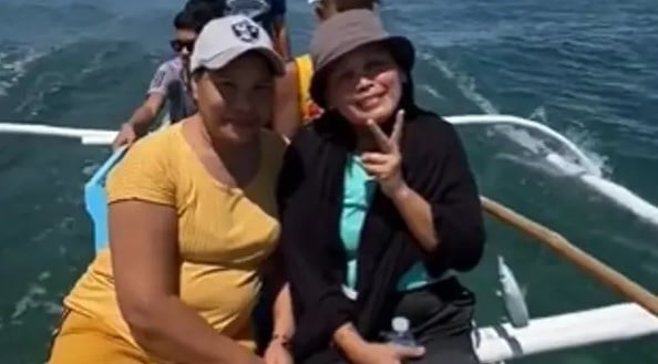 mulher tem celular roubado por peixe durante passeio de barco 1