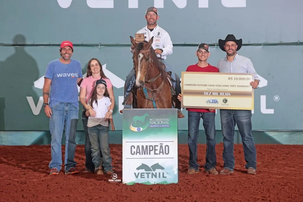 Programas de incentivo da ACBT premiam os campeões de Três Tambores 10 Campeões de Três Tambores são premiados por programas de incentivo da ACBT