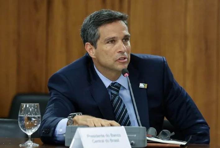 a batalha contra a inflacao no brasil nao esta ganha e os juros devem permanecer restritivos segundo campos neto