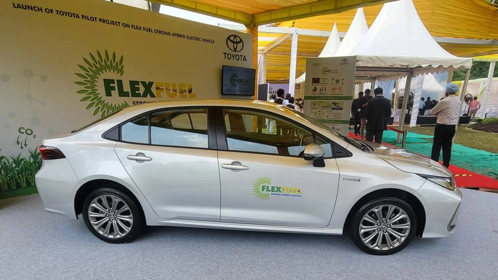 como a toyota do brasil esta intensificando seus esforcos de descarbonizacao na industria automotiva