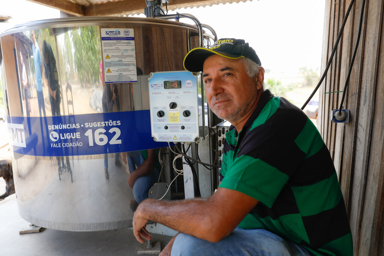 Como o produtor de leite beneficiado com resfriador relatou ter ganho tempo e renda?