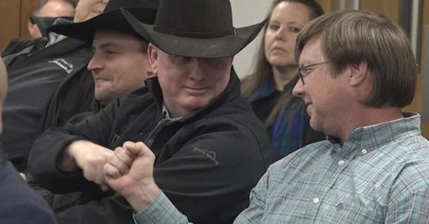 Como os pecuaristas desafiam as multinacionais ao se unir e abrir sua própria indústria? 1 como os pecuaristas desafiam as multinacionais ao se unir e abrir sua propria industria