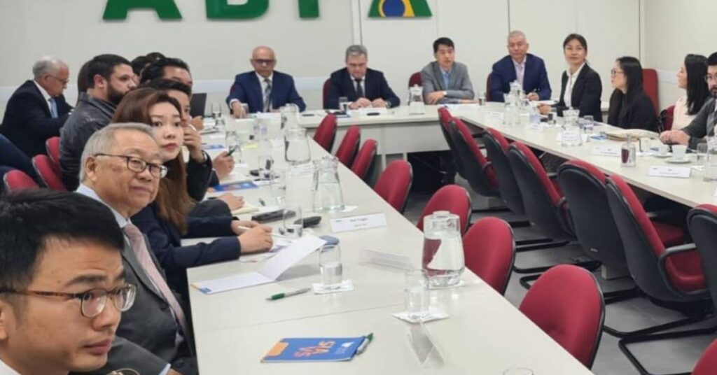 quais autoridades chinesas estao participando do encontro na abpa sobre aves e suinos