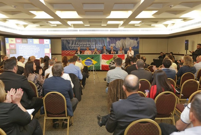 Quais são as ações destacadas pelo Ministro Fávaro para o agro em Santa Catarina?