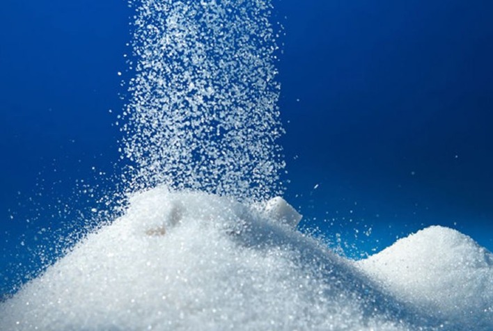 Quais são as perspectivas de produção global de açúcar para o período de 2023/2024?