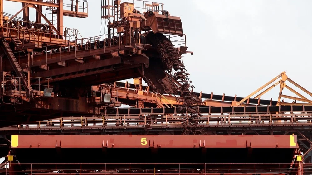 quais sao os motivos para a queda do minerio de ferro incluindo medidas mornas de apoio na china e temor com
