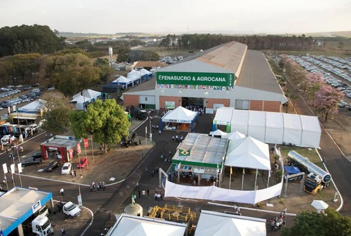 quais solucoes completas para o agronegocio estao sendo apresentadas pela texaco e ipiranga lubrificantes durante a fenasucro agrocana 2023 ate a proxima sexta feira