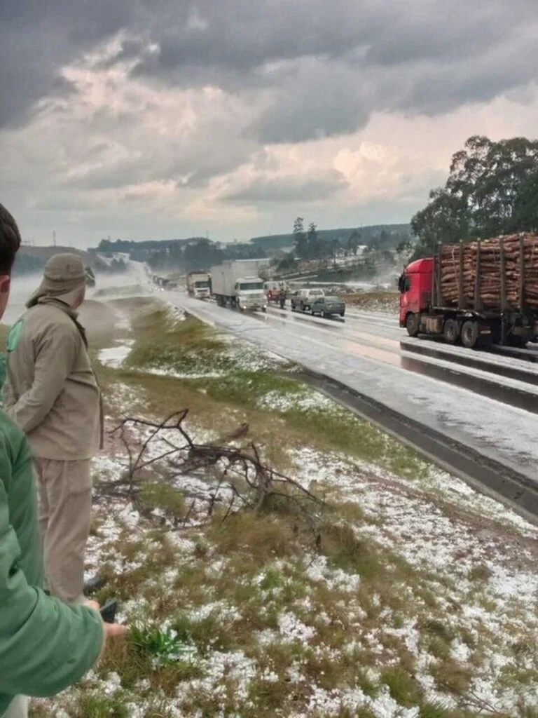 qual cidade de santa catarina ficou coberta de pedras brancas apos uma chuva de granizo