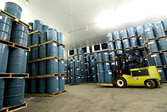 Qual é o menor nível da série histórica de estoques de suco de laranja no Brasil, de acordo com a CitruBR?