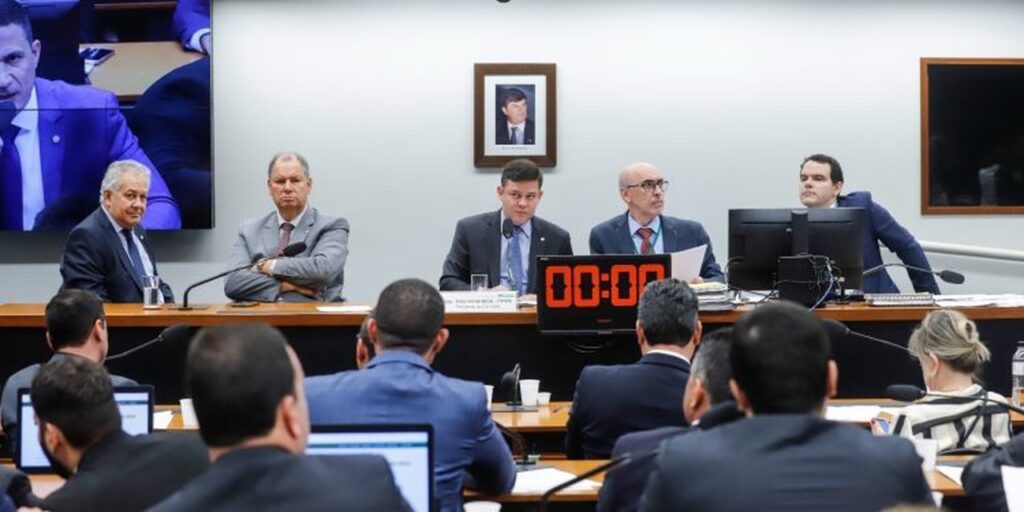 qual e o objetivo da comissao ao discutir o destino da aviacao agricola no pais