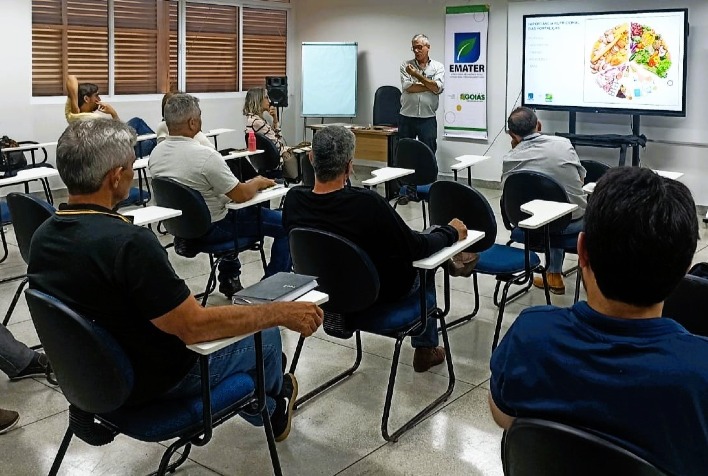 qual e o objetivo do minicurso de producao de hortalicas realizado pela emater para os servidores da seduc