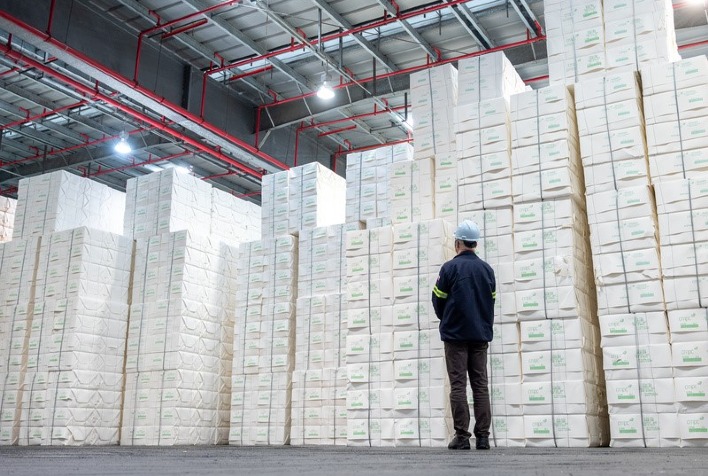 Qual é o principal problema dos 12 setores da indústria de acordo com a CNI?