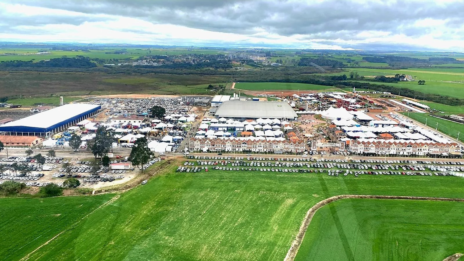 Quantas pessoas o Agroleite 2023 atraiu e qual foi o valor total movimentado durante o evento? 1 Agroleite 2023, evento, Castrolanda, Paraná, leite