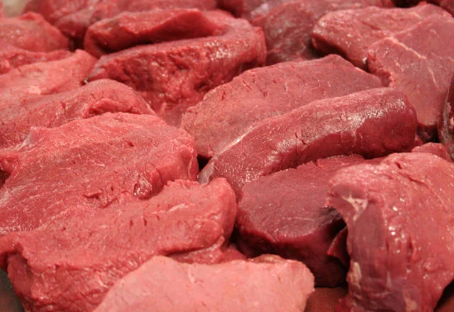 Quantas toneladas de carne bovina o Brasil deve produzir em 2023? 2 pedaços de carne