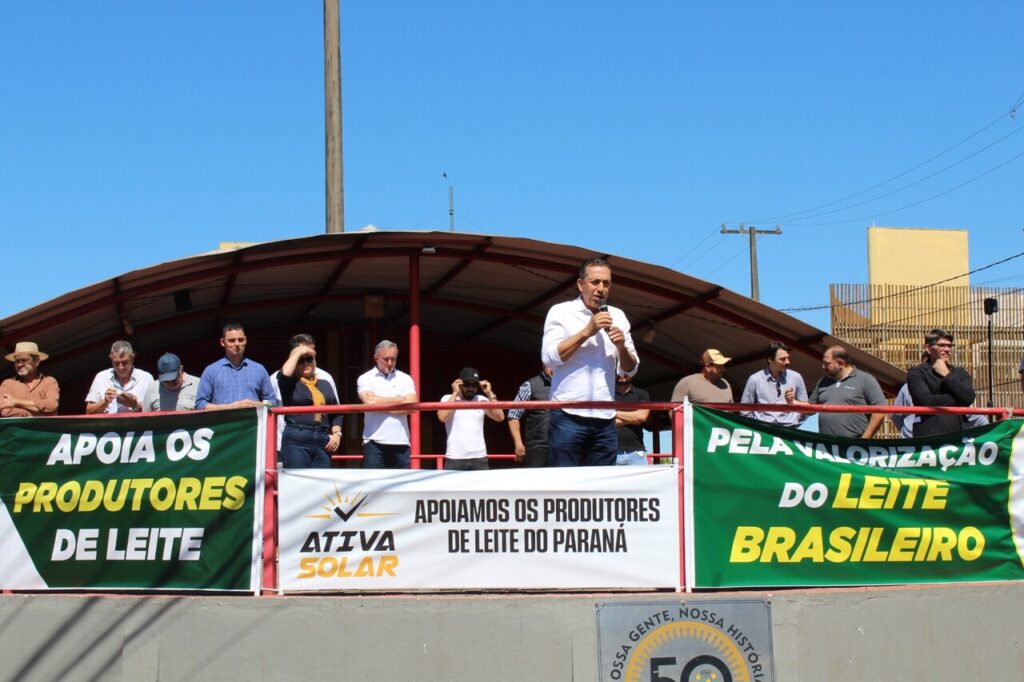 Qual foi a manifestacao realizada pelos produtores de leite com