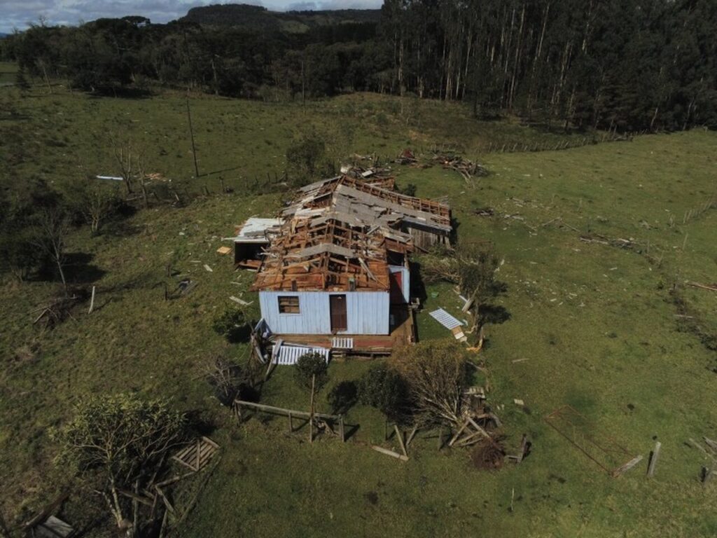 Quem e responsavel por buscar auxilio para os agricultores da