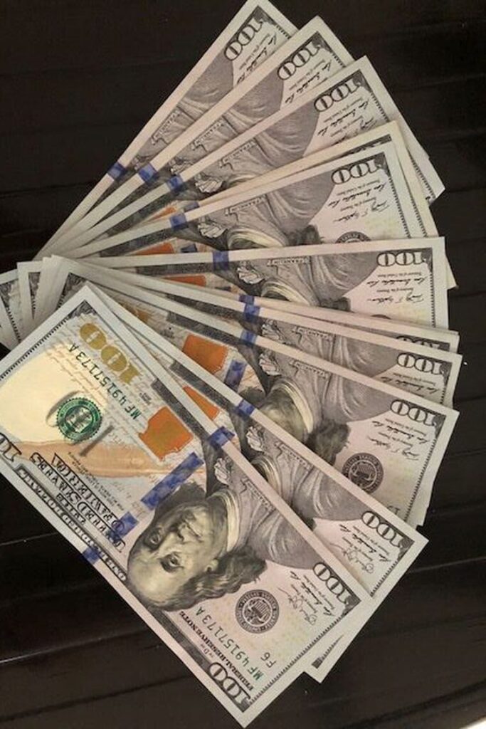 como o dolar fechou em relacao ao real em um dia de liquidez reduzida