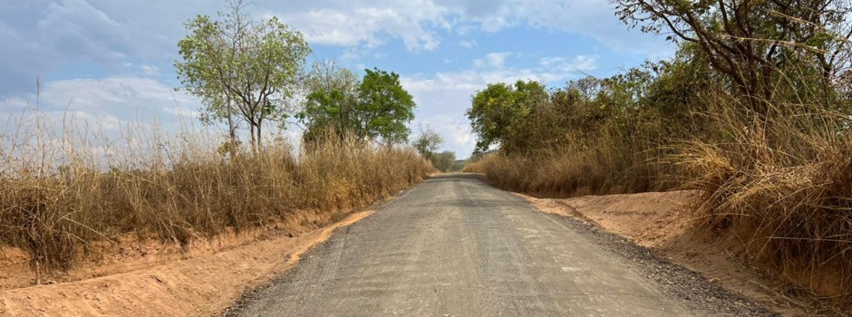 Como os resíduos de obras podem ser utilizados para melhorar as estradas rurais?