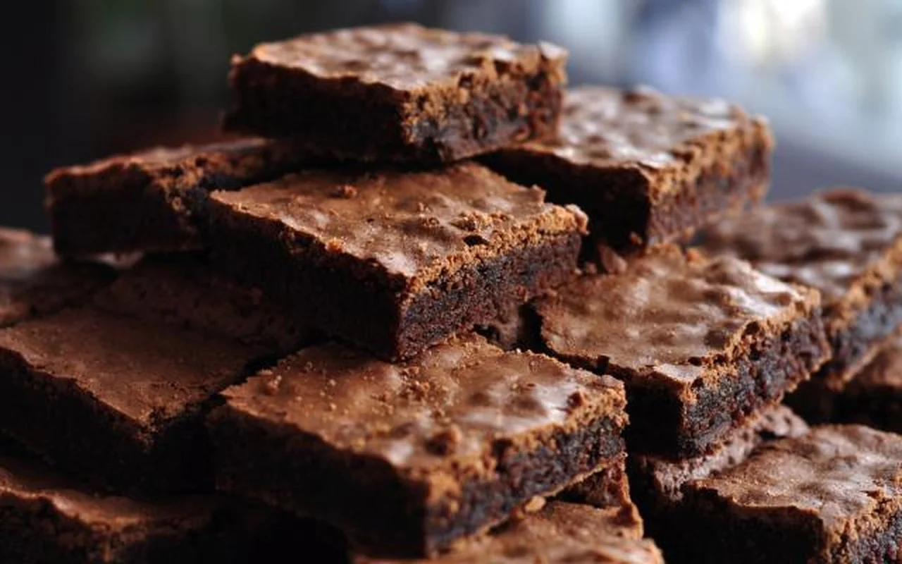 Como posso aprender a fazer um brownie simples e rápido?