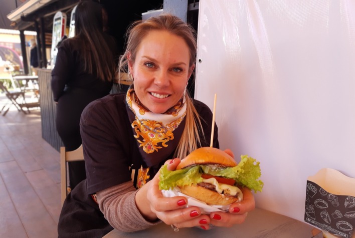 De que forma os assados de carcaça de búfalo são utilizados como ferramentas de divulgação do setor?