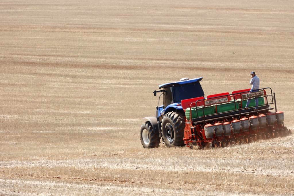 ja comecou o plantio de soja no parana a colheita do milho esta no fim