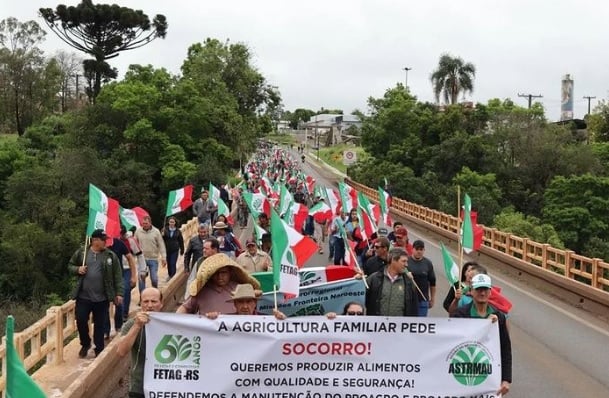 Por que os produtores de leite do RS estão protestando contra as importações?