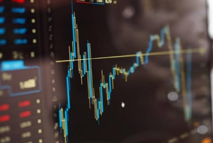 Quais foram os principais motivos para o avanço do Ibovespa, incluindo a liderança da Weg e a atenção aos dados de inflação nos EUA?