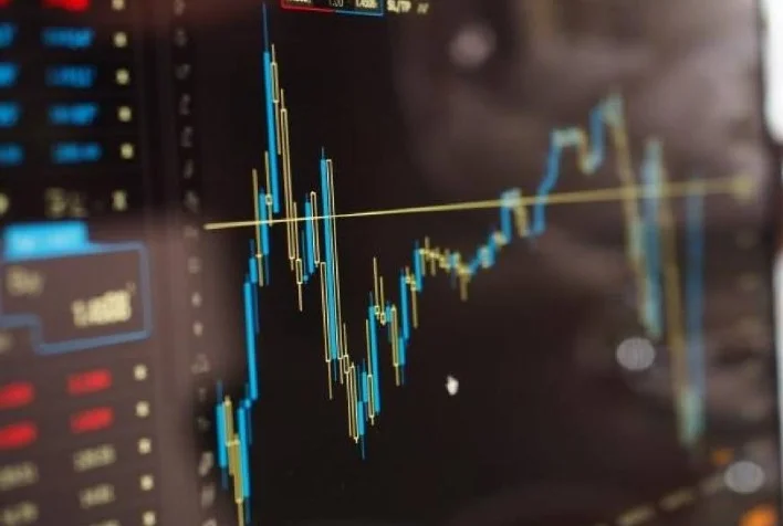 quais foram os principais motivos para o avanco do ibovespa incluindo a lideranca da weg e a atencao aos dados de inflacao nos eua