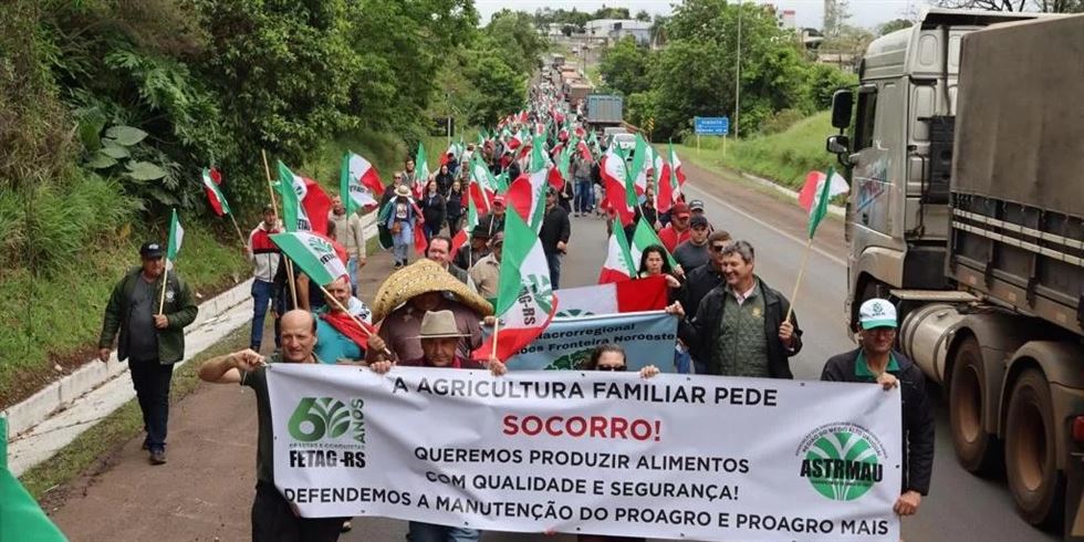 Quais são as principais queixas do protesto realizado pelos produtores de leite no Rio Grande do Sul contra os preços baixos?