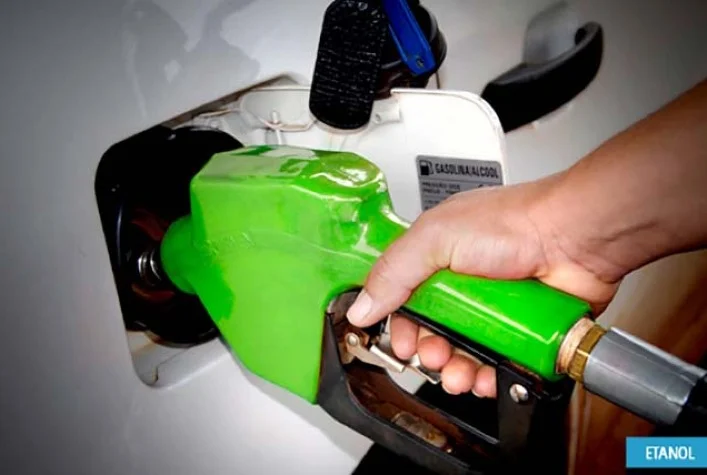 Qual é a economia média para os motoristas ao encher o tanque com etanol em comparação com a gasolina, de acordo com o levantamento da Ticket Log, para viagens durante o feriado? 4 qual e a economia media para os motoristas ao encher o tanque com etanol em comparacao com a gasolina de acordo com o levantamento da ticket log para viagens durante o feriado