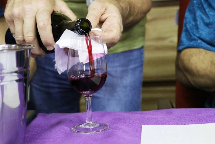 qual e a importancia da avaliacao de vinhos artesanais para destacar a evolucao da regiao oeste