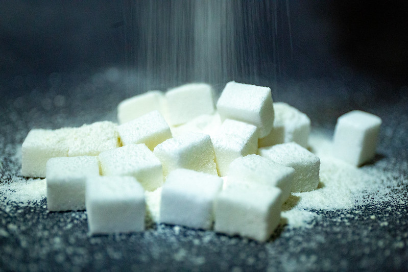 Qual é a situação do mercado futuro do açúcar em NY nesta quinta-feira à tarde?