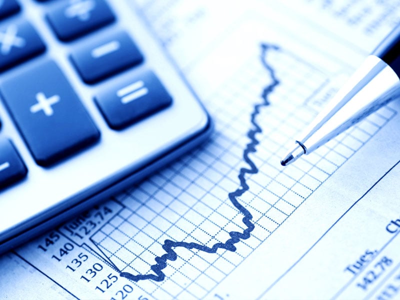 Qual é o impacto do aumento do PIB nos juros futuros curtos?