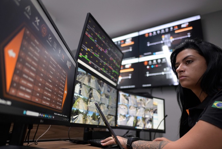 Qual empresa inaugurou o Centro de Controle de Passagens em Nível (CCPN) em Betim?