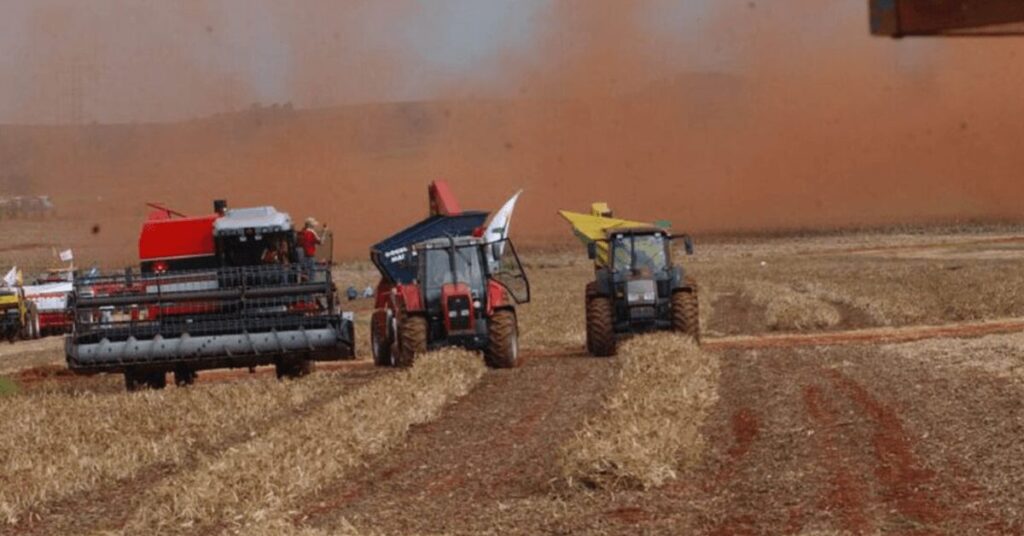 qual foi a porcentagem de recuo nas vendas de tratores e maquinas agricolas em julho de 2022 em comparacao com julho de 2022 de acordo com a fenabrave