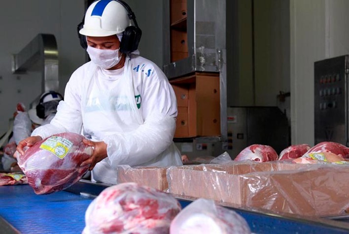 Qual foi a variação da média diária de exportação de carne bovina na segunda semana de setembro/23 e como isso afetou o preço médio?