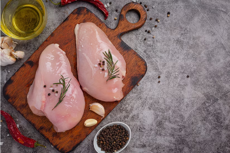 Qual foi o aumento percentual da exportação brasileira de carne de frango em agosto?