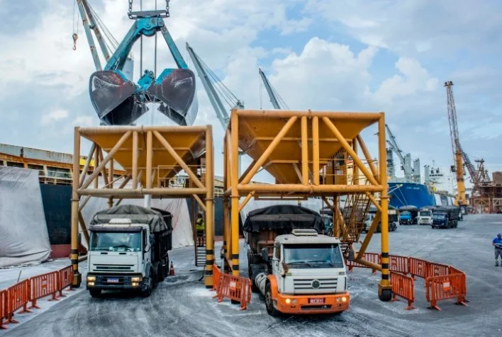 Qual foi o crescimento das entregas de fertilizantes durante o primeiro semestre e em junho? 2 qual foi o crescimento das entregas de fertilizantes durante o primeiro semestre e em junho