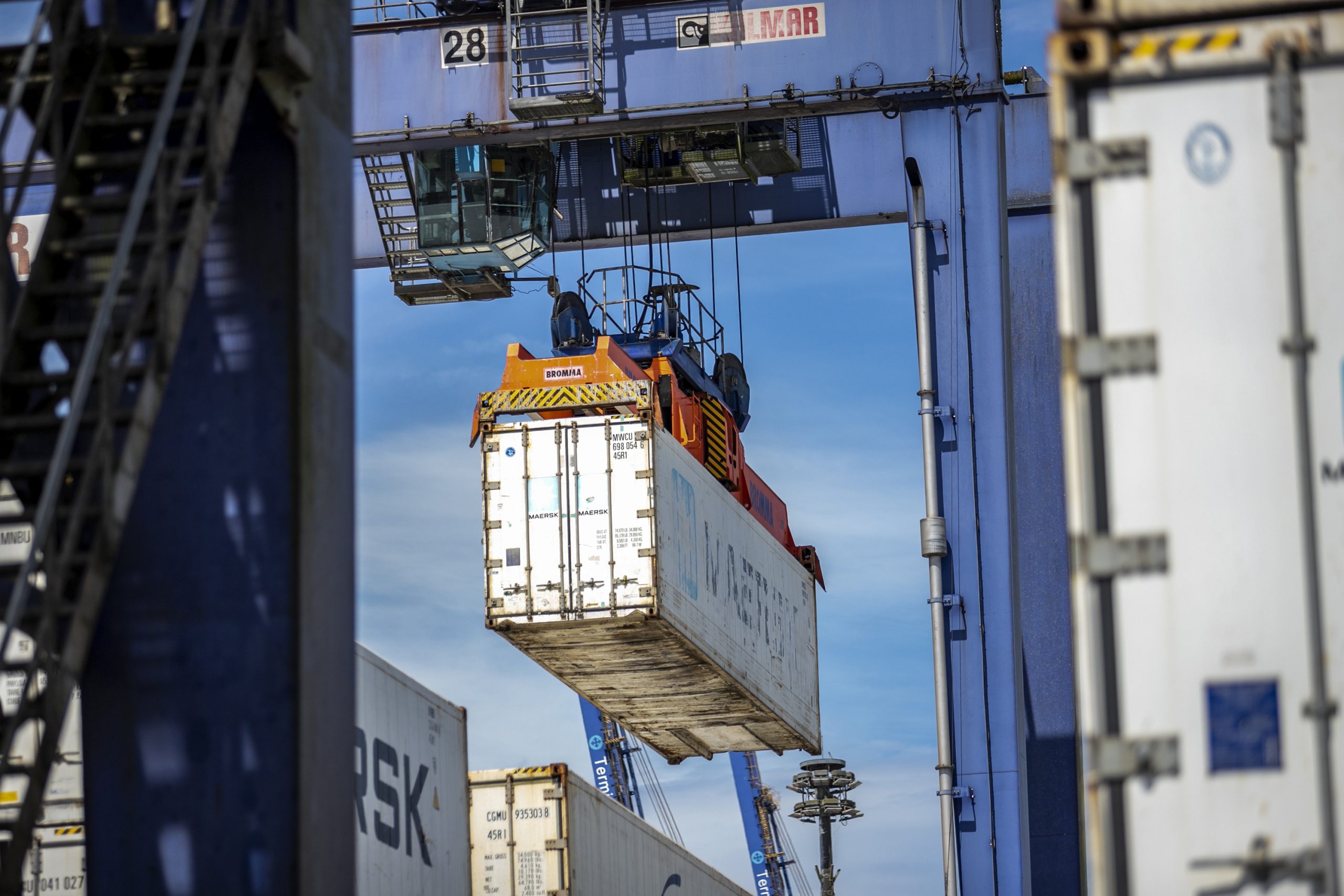 Qual foi o destaque nos embarques dos portos do Paraná em relação à exportação de soja e açúcar?