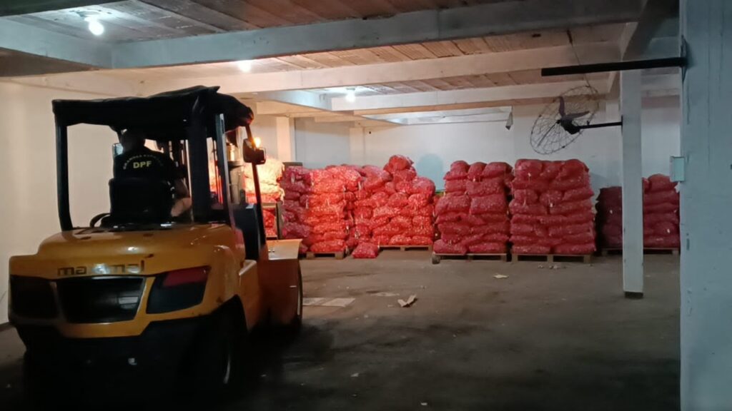 quanto peso de alimentos contrabandeados da argentina foi apreendido em foz do iguacu