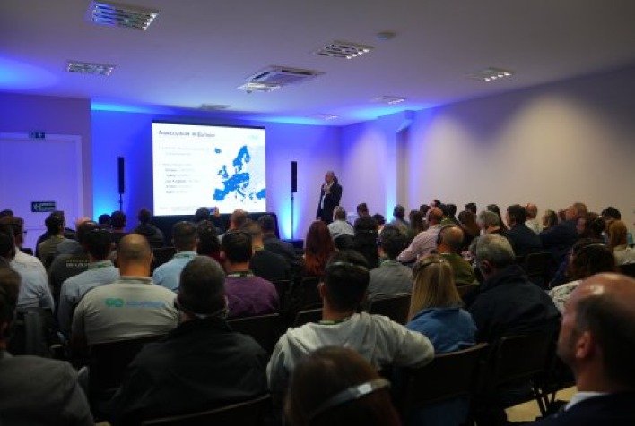 Quantos trabalhos científicos foram inscritos e até quando foi prorrogada a submissão?