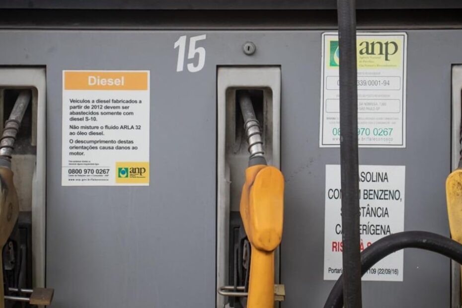 Petrobras anuncia redução de R$ 0,12 no litro da gasolina e aumento de R$ 0,25 do diesel
