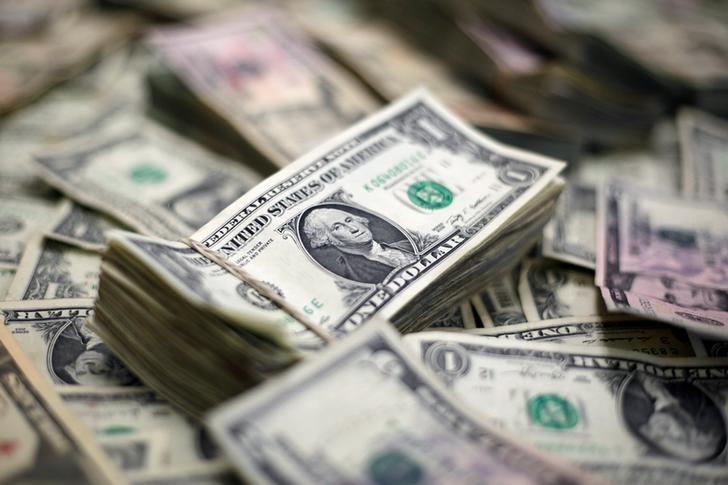 O dolar terminou a sessao em leve queda apos superar
