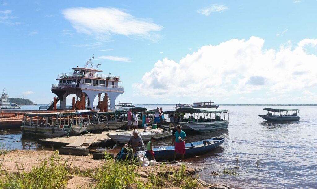 Amazonas: seca no Rio Negro bate recorde ao atingir 13,49 metros