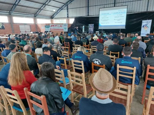 Bovinocultura de leite: Dia de campo com 200 produtores em Erechim? 7 Dia de campo voltado para bovinocultura de leite reúne cerca de 200 produtores em Erechim
