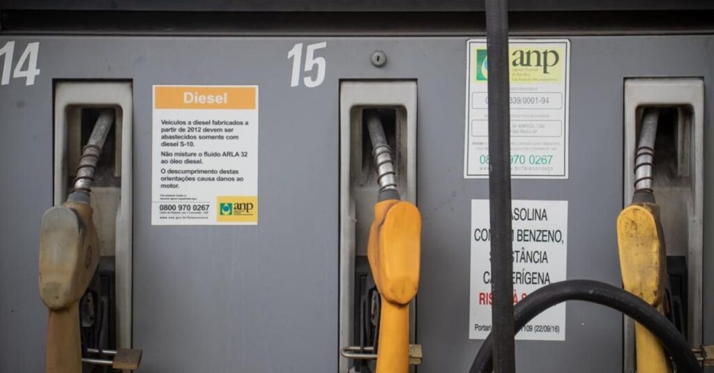 Petrobras anuncia redução de R$ 0,12 no litro da gasolina e aumento de R$ 0,25 do diesel