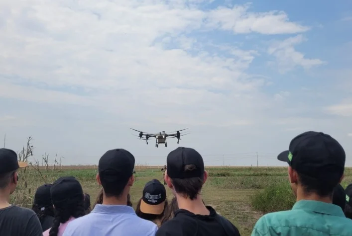 Como o AgDrone-MT contribui para trazer conhecimento e aproximar pessoas interessadas no uso de drones na agropecuária? 8 como o agdrone mt contribui para trazer conhecimento e aproximar pessoas interessadas no uso de drones na agropecuaria