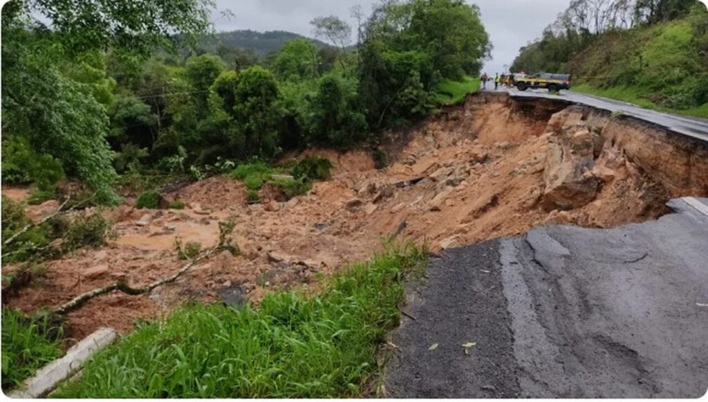 o deslizamento na br 476 esta impedindo o transito de veiculos pesados