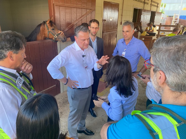 Ministro Fávaro visita terminal de cargas para exportações e importações de animais e de produtos agropecuários em Viracopos