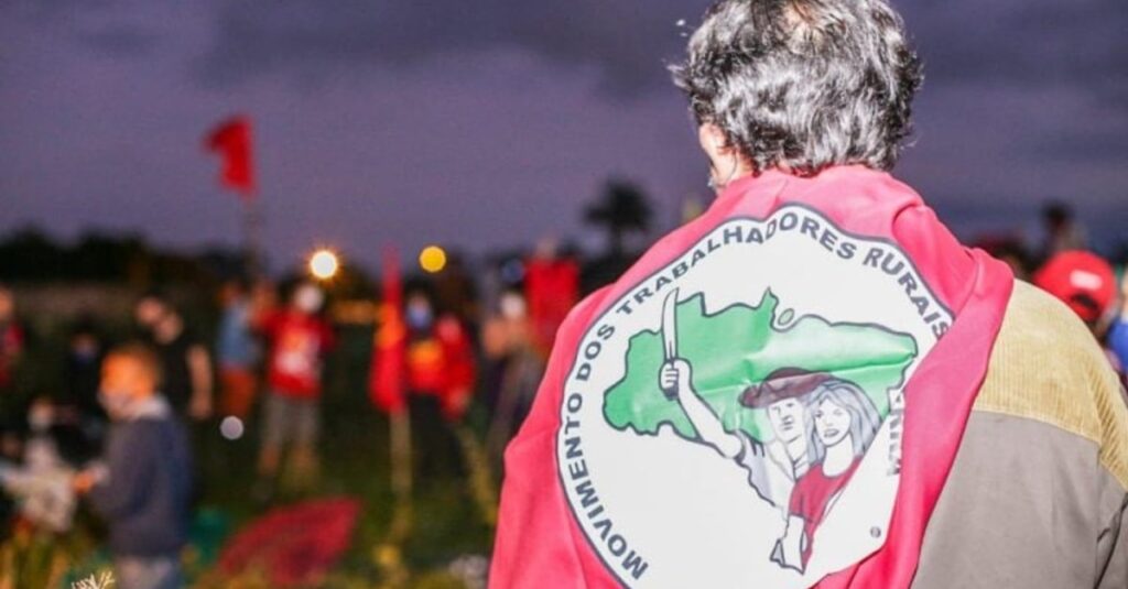 polícia militar encontra armas e detém 10 pessoas: Operação contra MST no Paraná 15 Operação da PM contra MST no Paraná encontra armas e leva 10 pessoas à delegacia